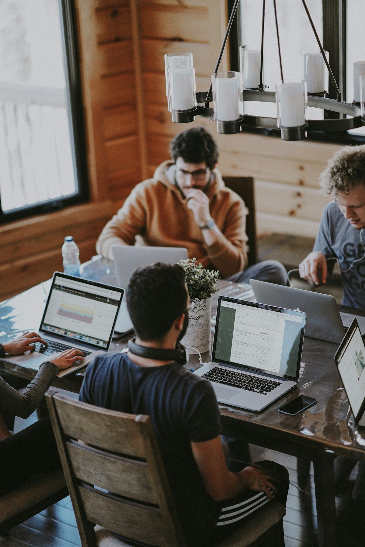 Equipo profesional colaborando en una solución tecnológica